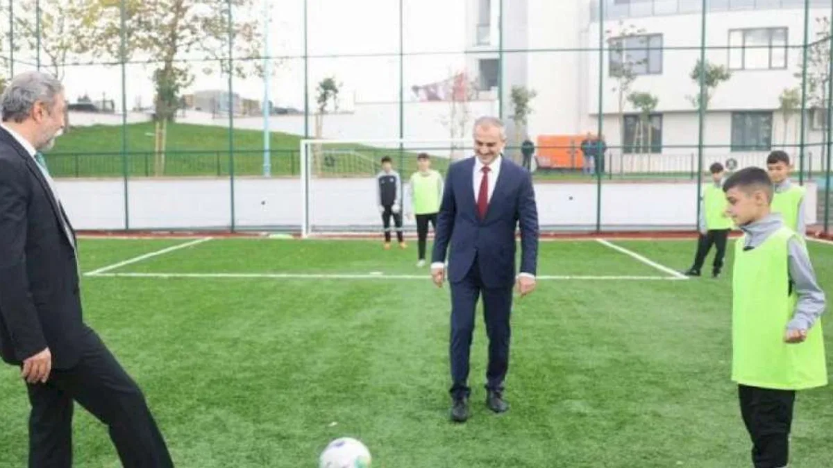 Çayırova'daki yeni halı sahada ilk maçın başlama vuruşu protokolden