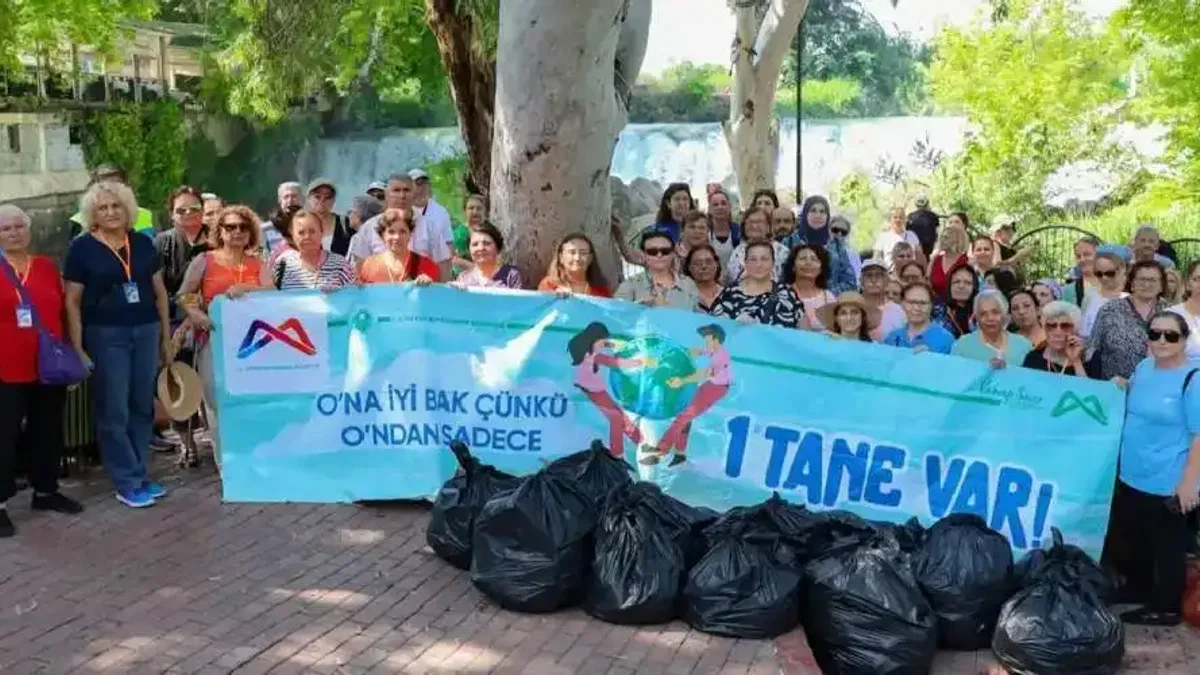 Mersin'de vatandaşlar çevre temizliği yaptı