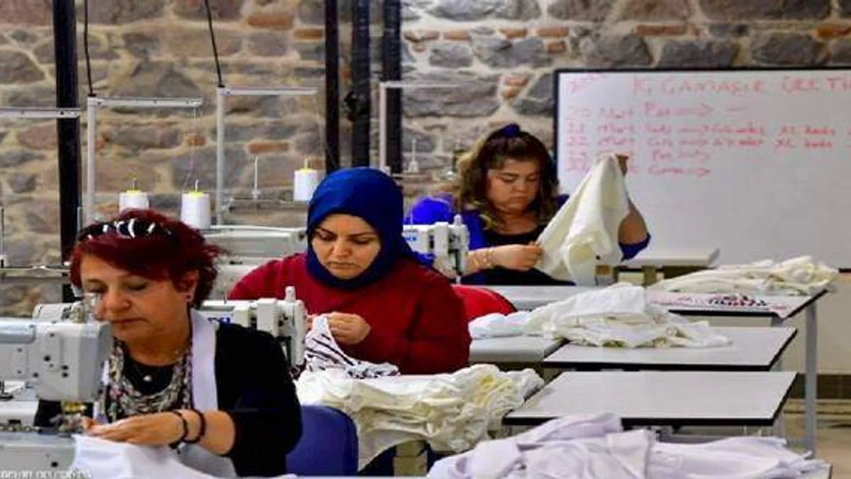 Meslek Fabrikası'nda depremzedelere iç çamaşırı