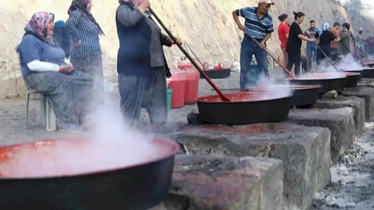 Kayseri Melikgazi'de salçalar kaynamaya başlıyor