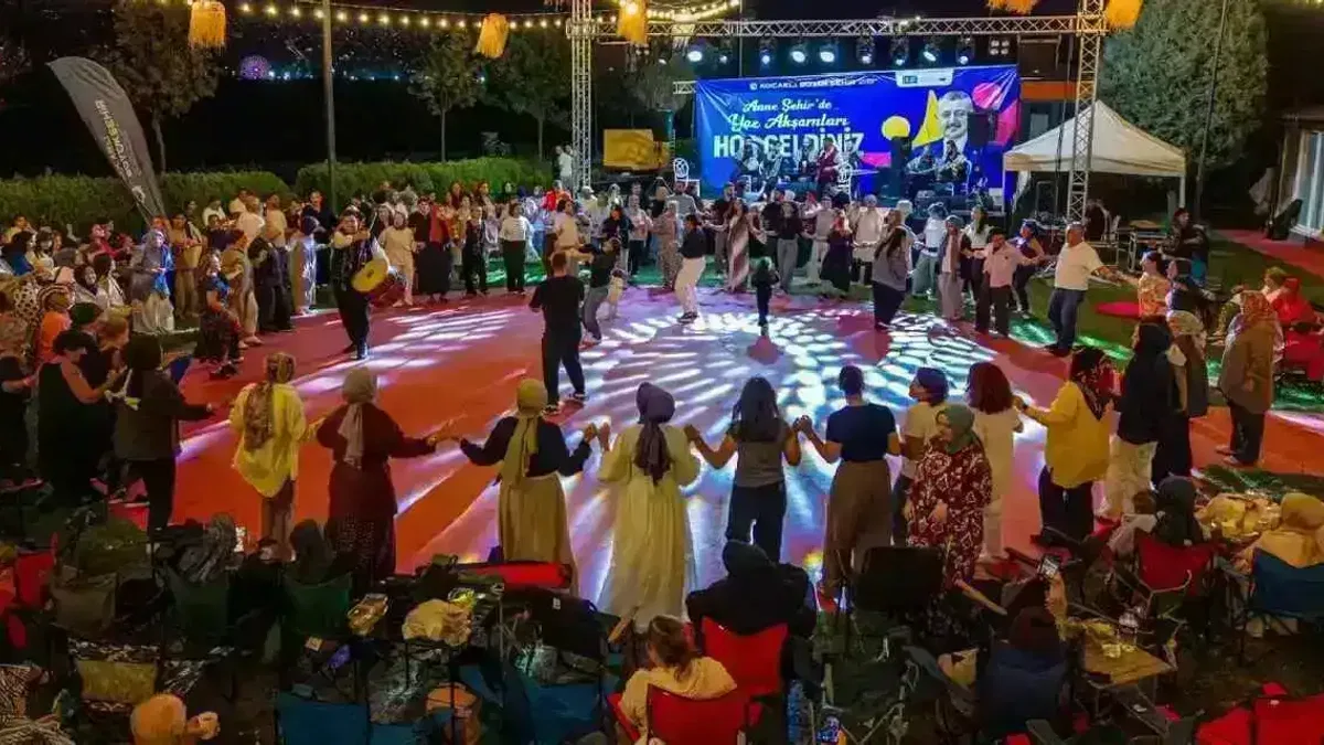 Kocaeli'de ‘Anne Şehir Yaz Akşamları’nda sıra gecesi coşkusu