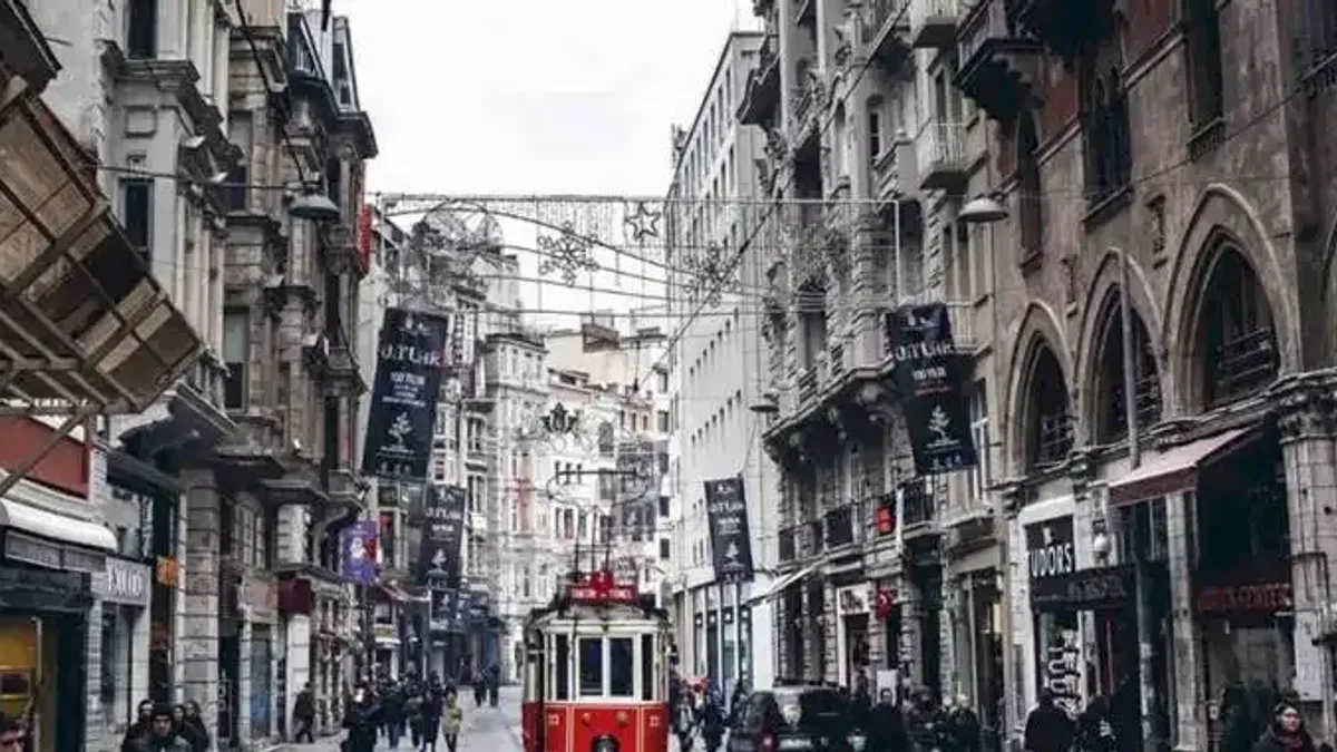 İstanbul caddelerindeki ziyaretçi trafiği turistle ayrılıyor