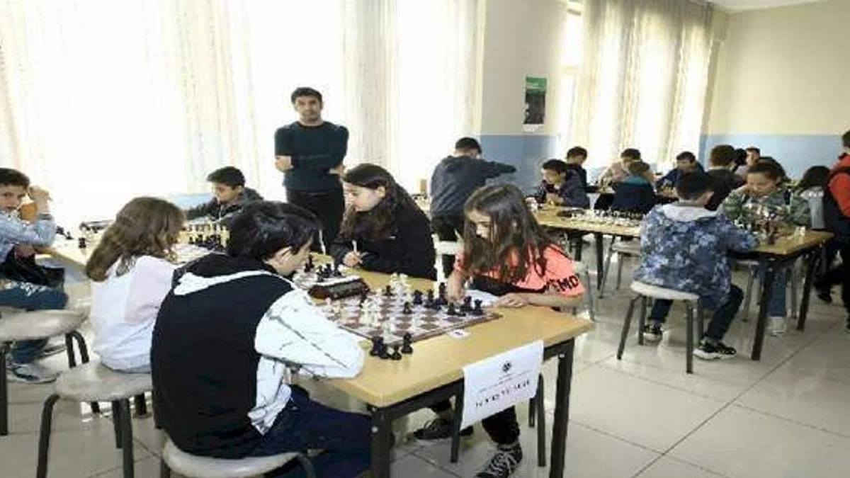 Bursa Yenişehir'de Yeşilay Satranç Turnuvası düzenlendi