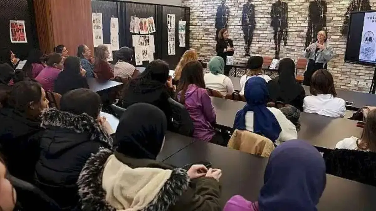 Modaya yön verenler gençlere cesaret aşıladı; "İletişim dilinizi doğru ve etkili kullanın"