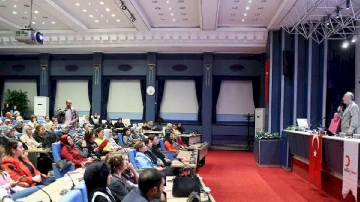 Kayseri Büyükşehir'den kadın personele meme kanseri eğitimi