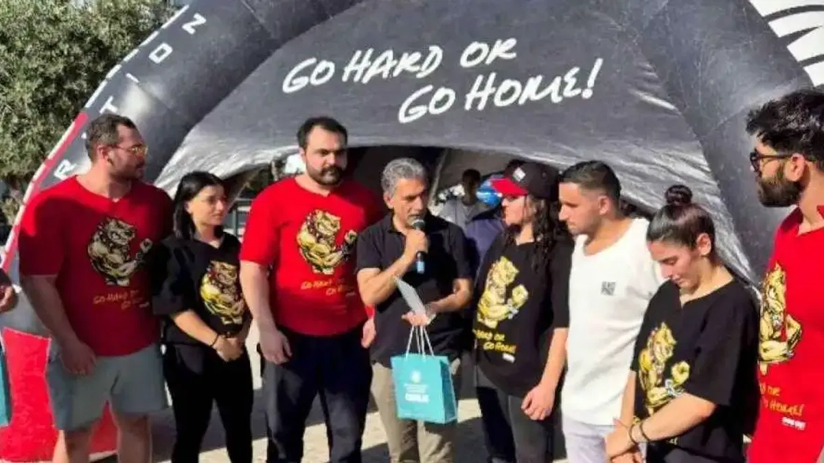 Gemlik'te şampiyonlardan “Halkla Bilek Güreşi”