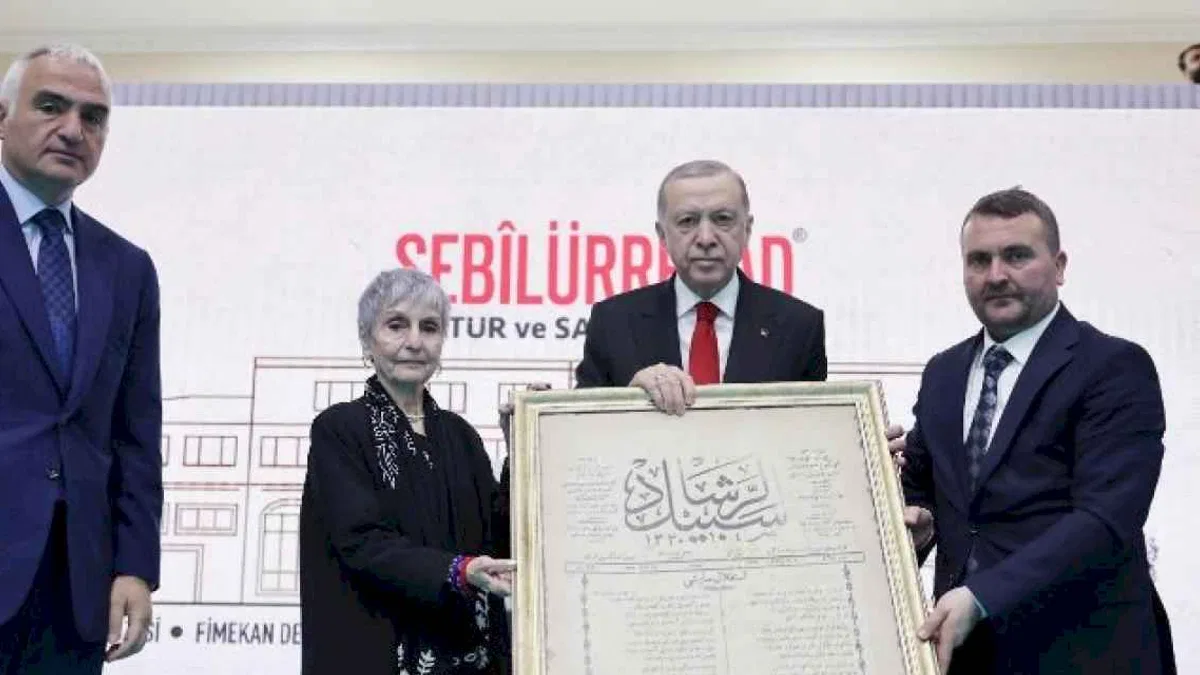103 yıl önceki ilk nüsha hediye edildi