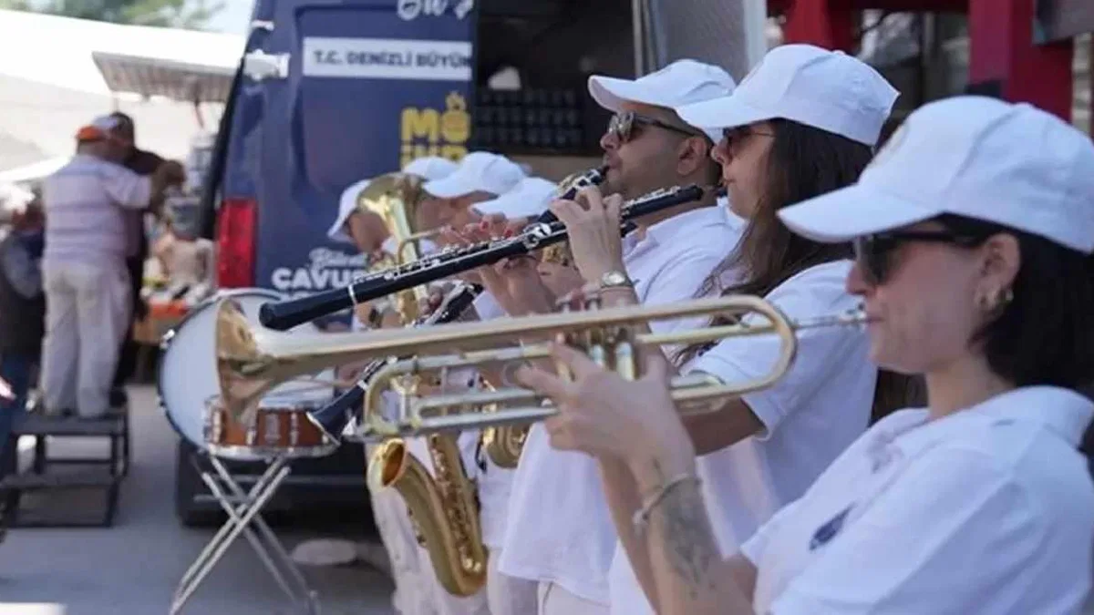 Denizli’de pazar yerlerinde müzik ve ikram şöleni