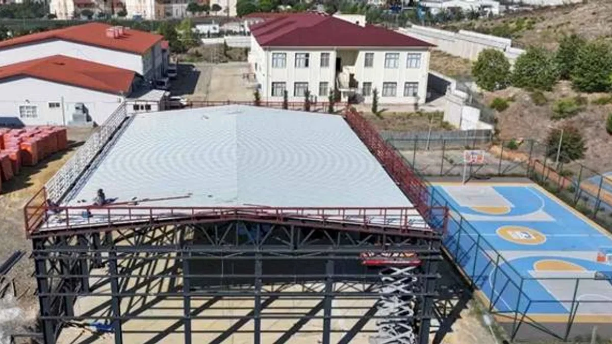 İBB’den 15 okula yeni spor salonu