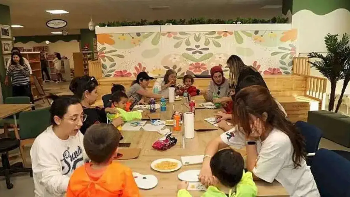 Büyükşehir Oyuncak Kütüphanesinde, Anne ve Çocuklar Birlikte Eğleniyor