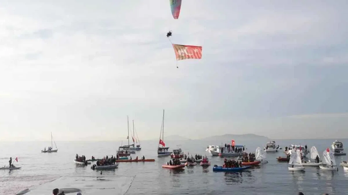 Kadıköy’de Binlerce Kişi Ata’ya Saygı Zinciri Oluşturdu