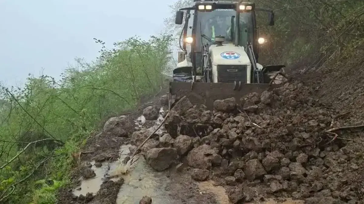 Trabzon’da heyelan sonrası 4 yol açıldı