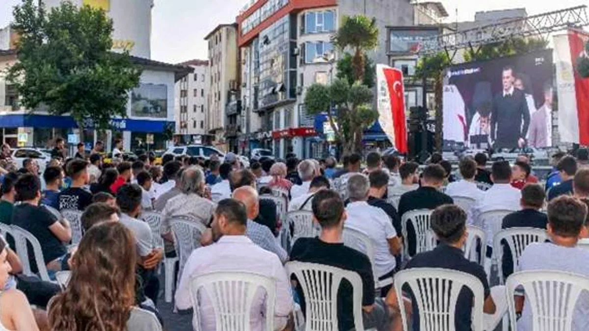 Karacabeyliler milli maç heyecanını dev ekranda yaşadı