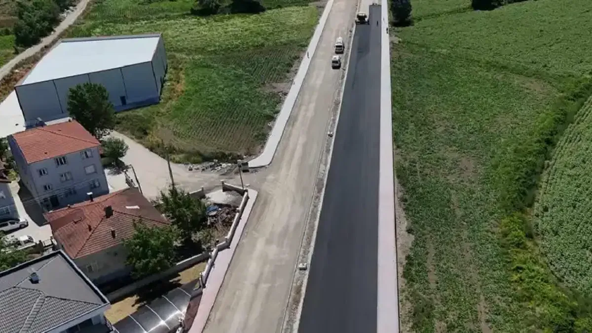 Sakarya'da Yazlık Kavşağı’nın yükünü alacak duble yolda asfalt başladı