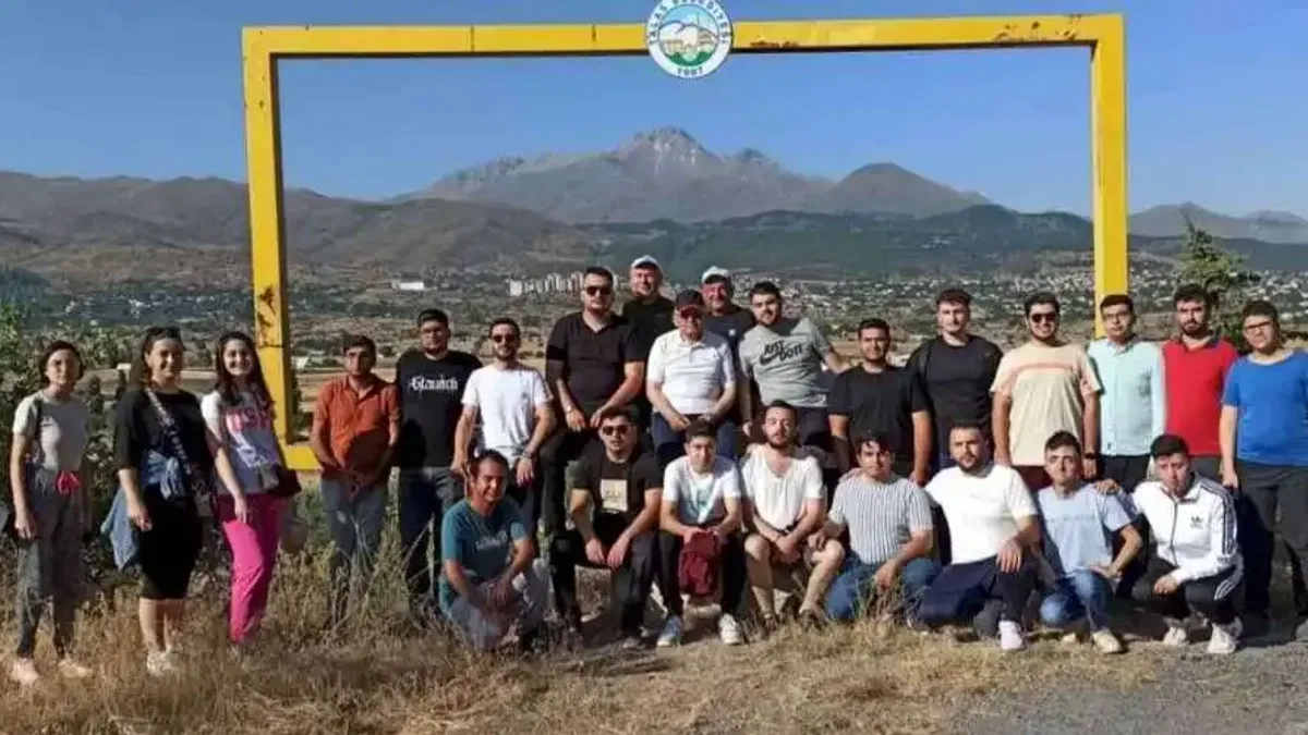 Başkan Büyükkılıç’tan gençlerle Ali Dağı’nda sabah yürüyüşü