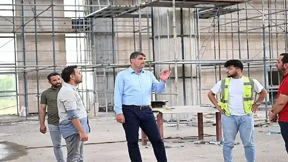 Başkan Kocaman Kent Meydanı Camii'ni İnceledi