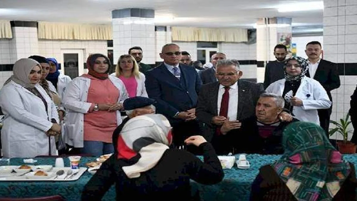 Memduh Büyükkılıç ulu çınarlarla iftarda buluştu