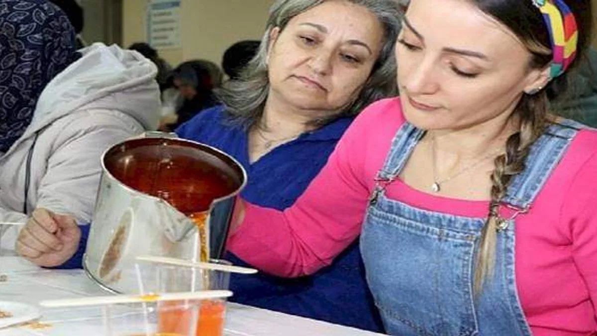 Anne Şehir'den kokulu mum yapımı