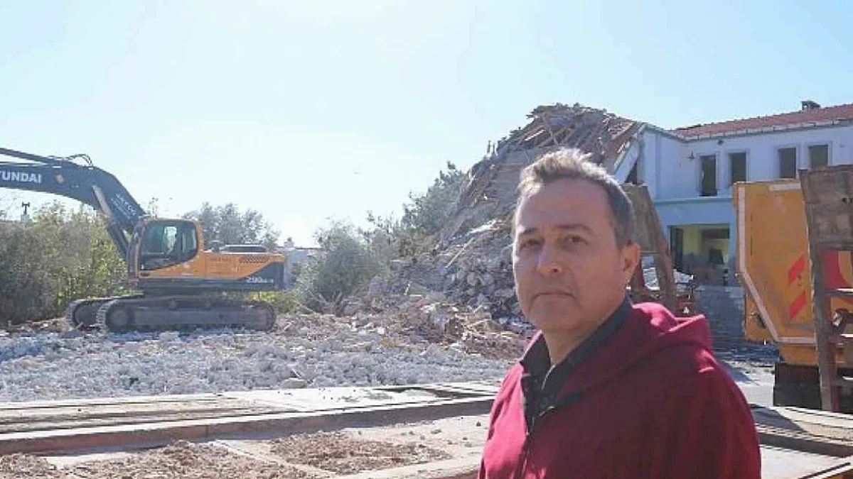 Foça'da Depreme Dayanıklı Olmayan Okullar Yıkılıyor